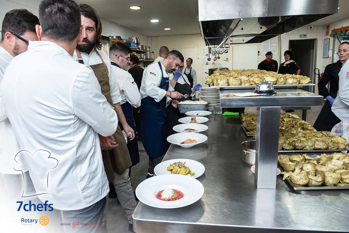 Los cocineros de 7 Chefs trabajan juntos durante el servicio de la cena solidaria de 2025.